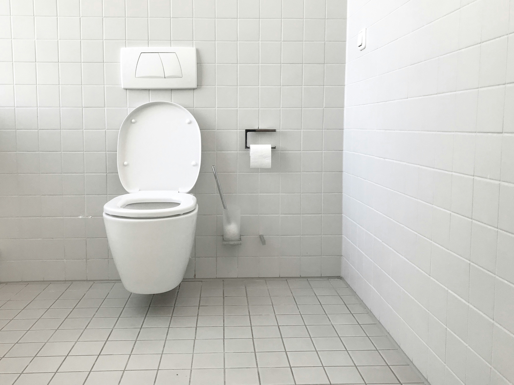 Reinigungsbürste im Badezimmer auf hellem Untergrund
