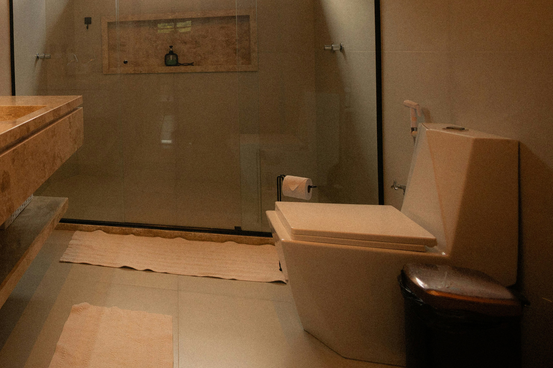 Wasser läuft kontinuierlich in eine Toilettenschüssel