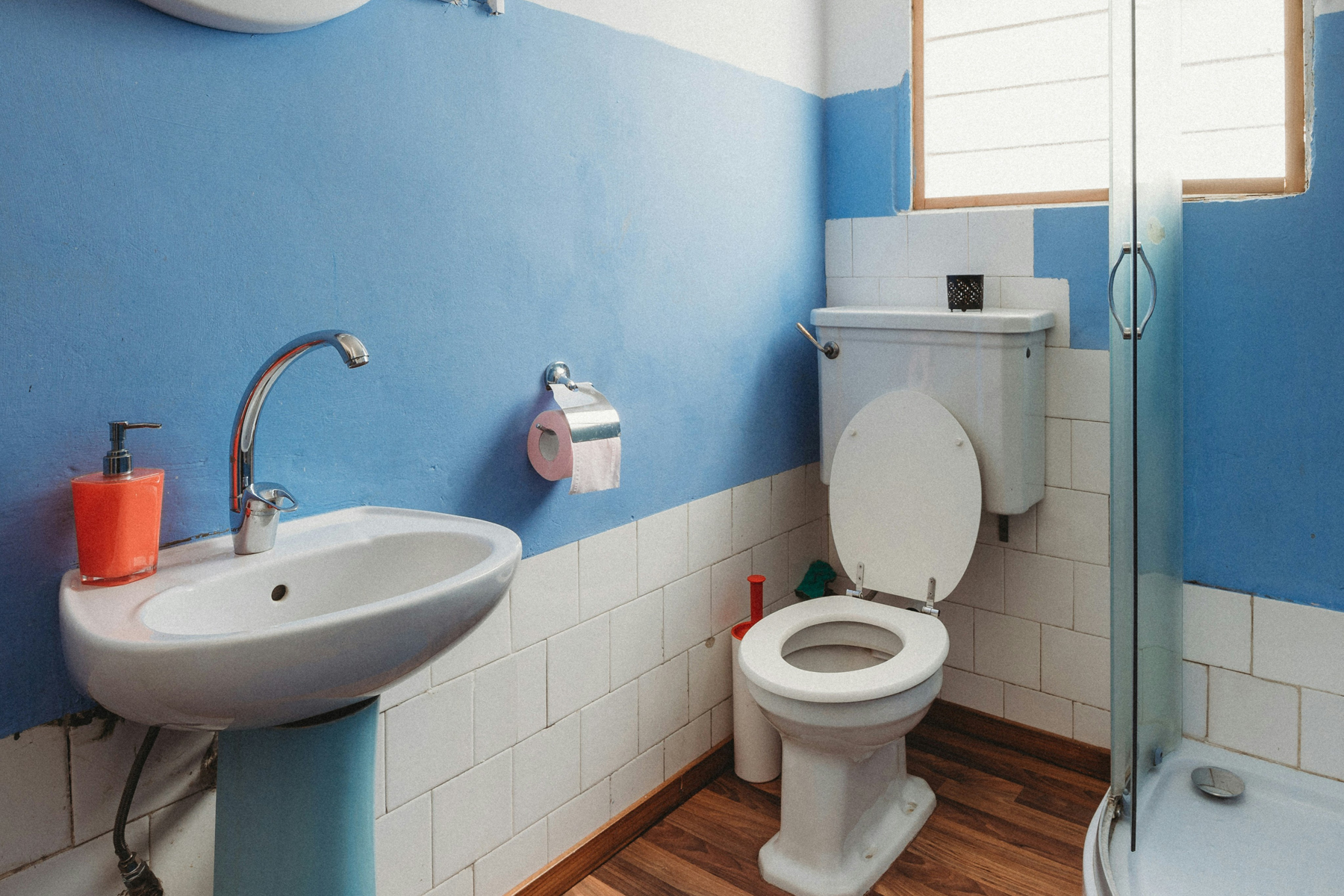 Unbenutzte Toilette in einem leeren, stillen Badezimmer