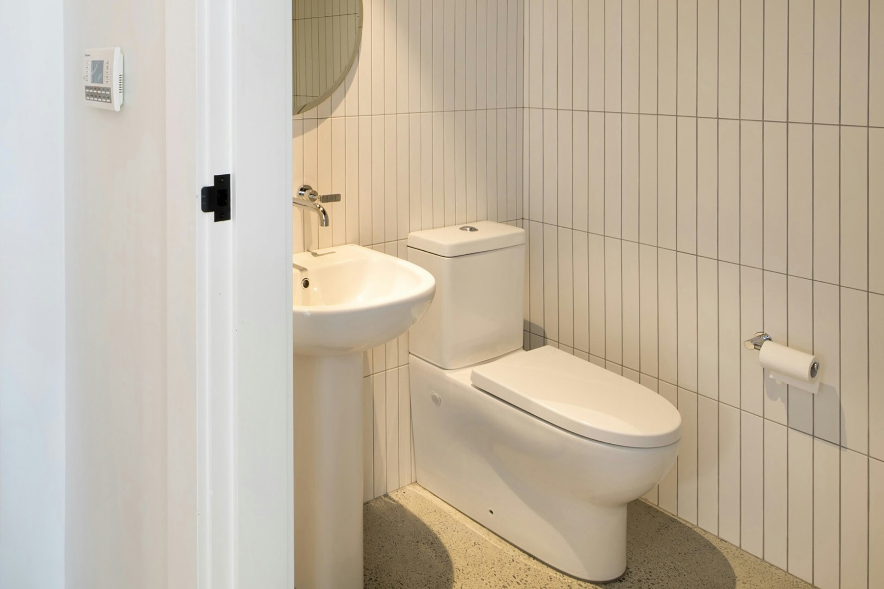 Badezimmer einer Mietwohnung mit Toilette und Waschbecken