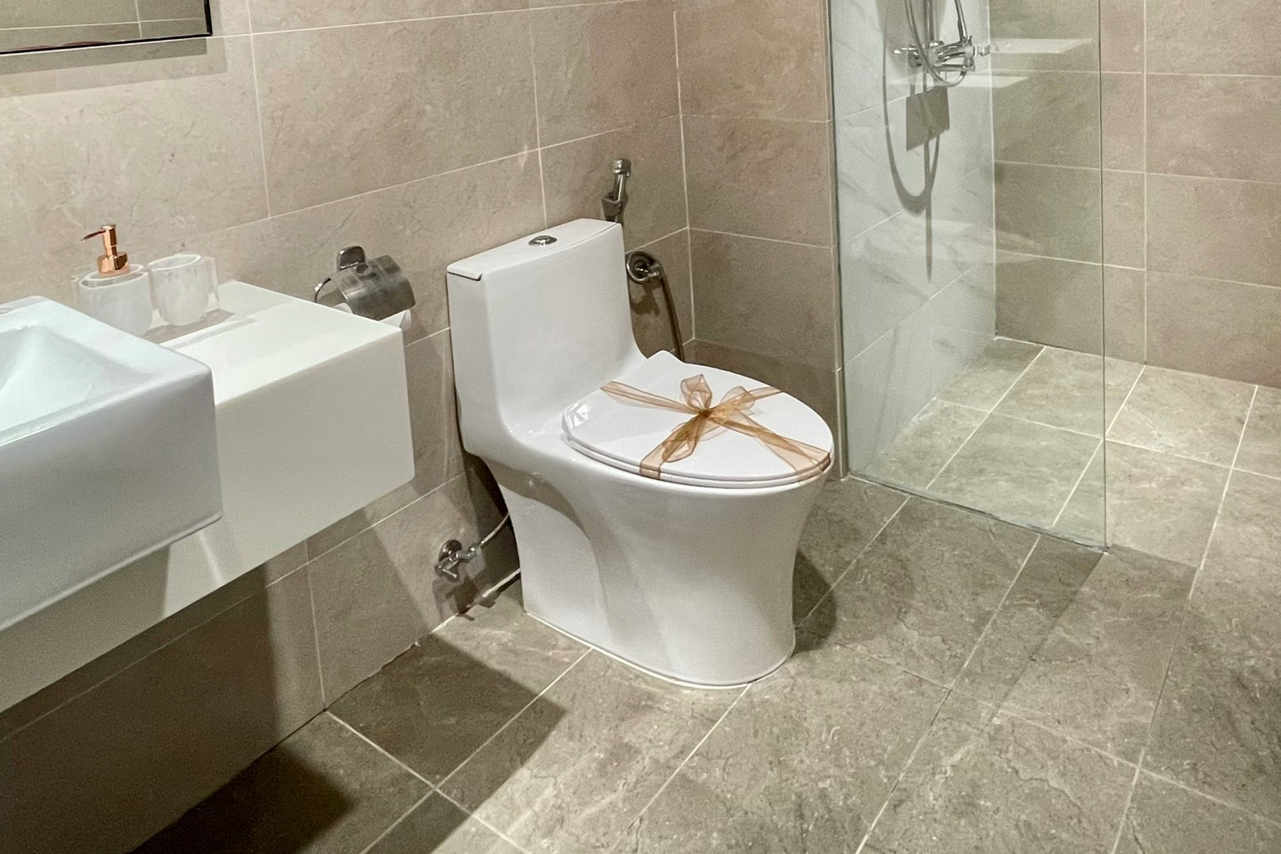 Neue Toilette und Spülkasten bei einer Badsanierung