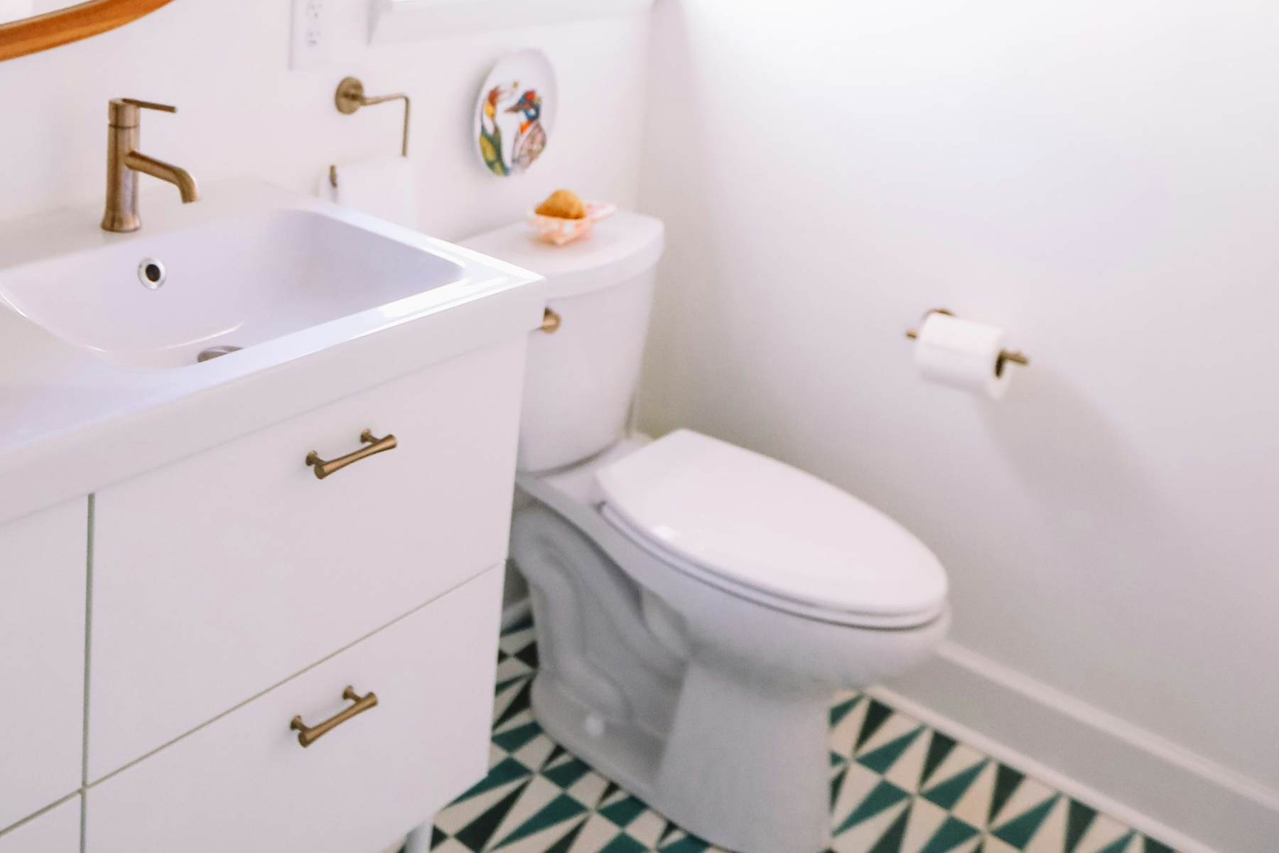 Gepflegte Toilette in einem hellen, sauberen Badezimmer