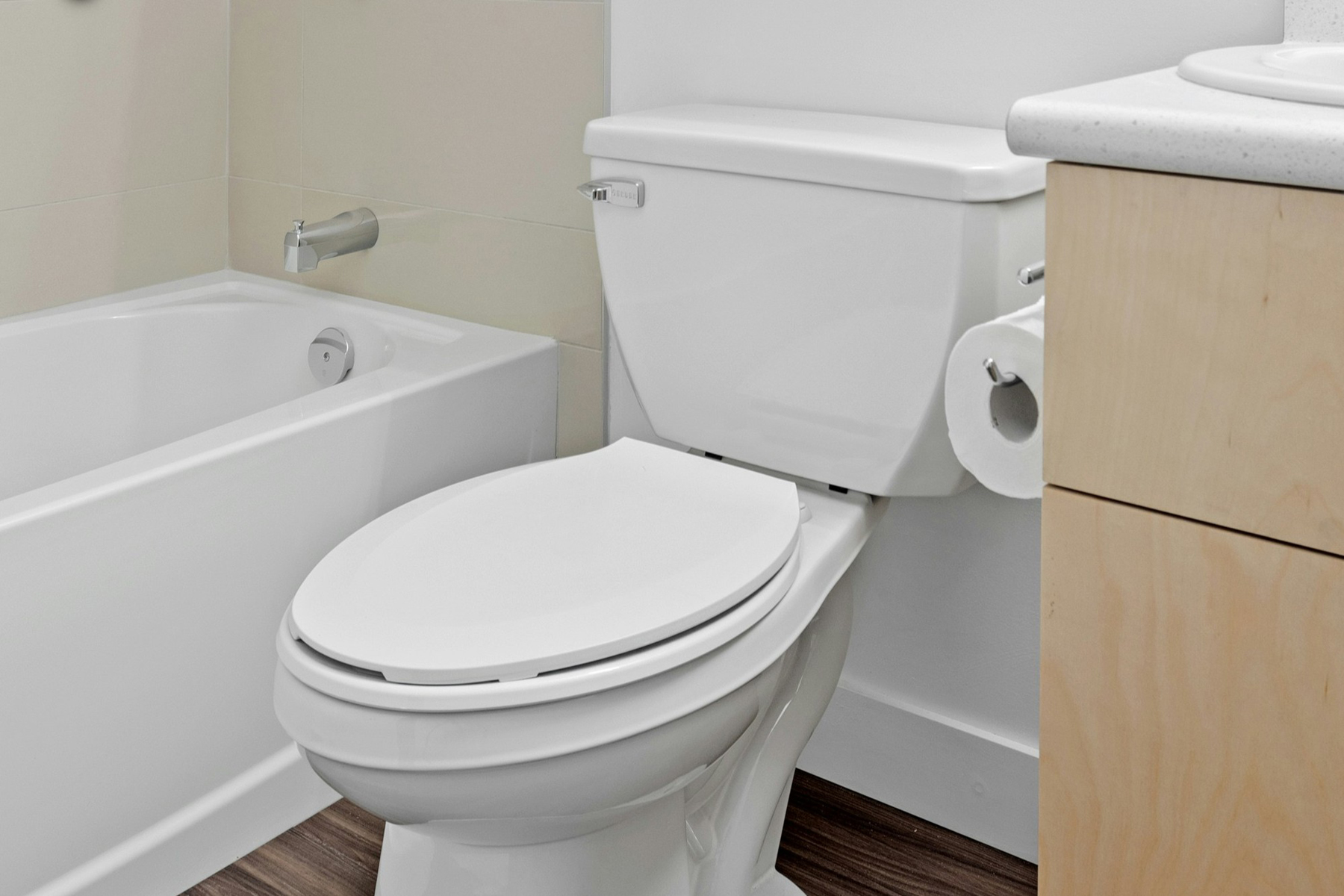 Toilette mit Spülkasten in einem modernen Badezimmer
