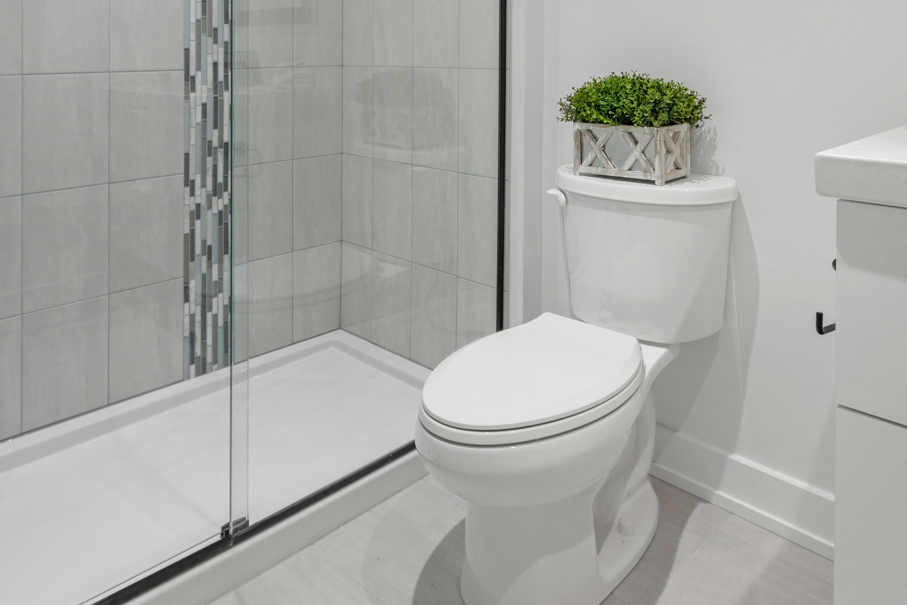 Helles sauberes Badezimmer mit Toilette und Fenster