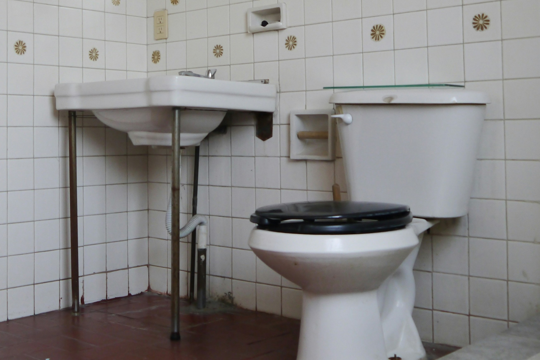 Geöffneter Spülkasten mit sichtbarer Innenmechanik