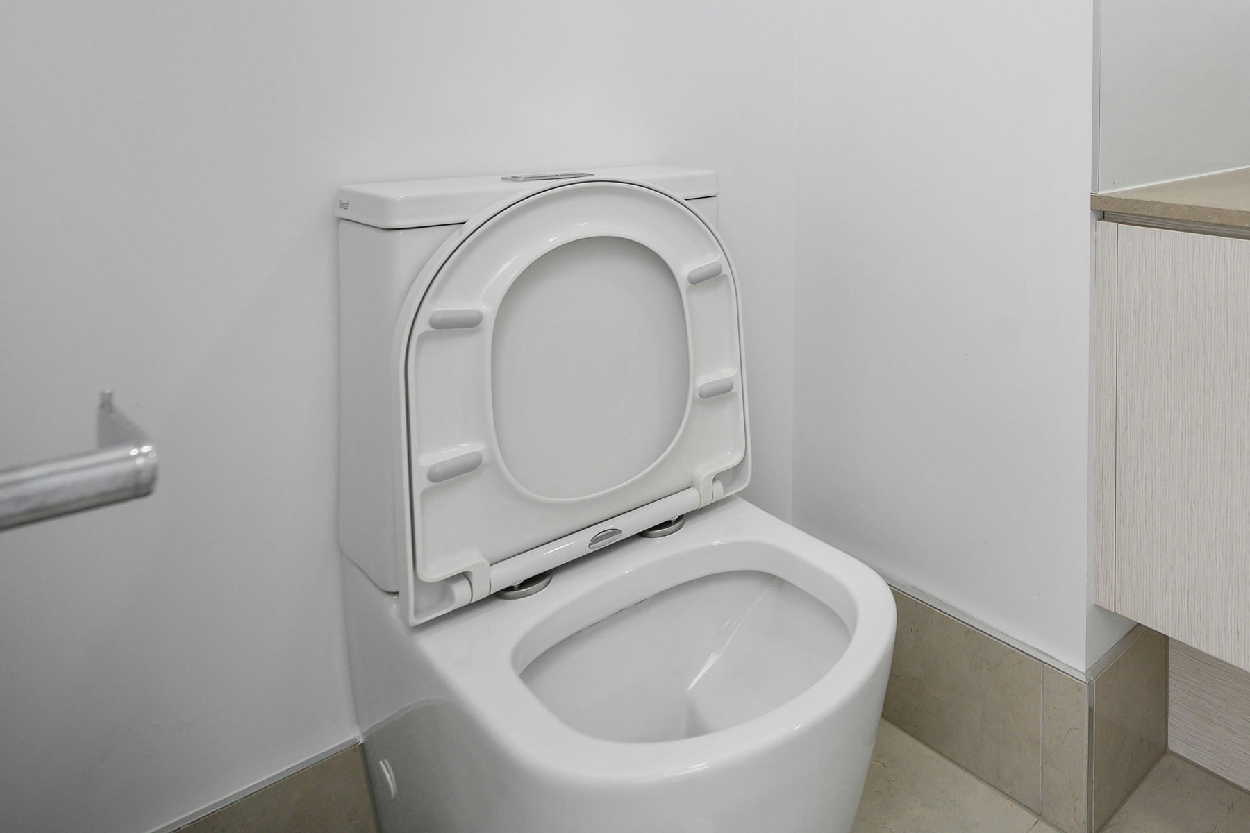 Toilettenschüssel in einem gepflegten Badezimmer von oben